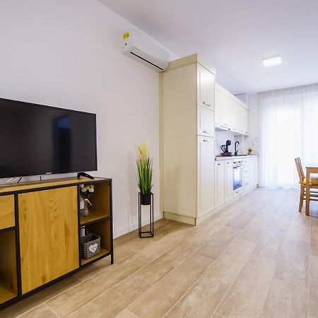 Lovely Home At West Residence Oradea Buitenkant foto