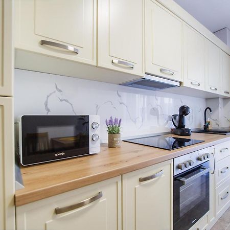 Lovely Home At West Residence Oradea Buitenkant foto