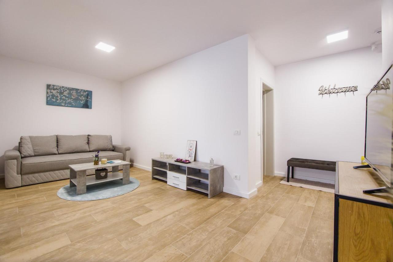 Lovely Home At West Residence Oradea Buitenkant foto