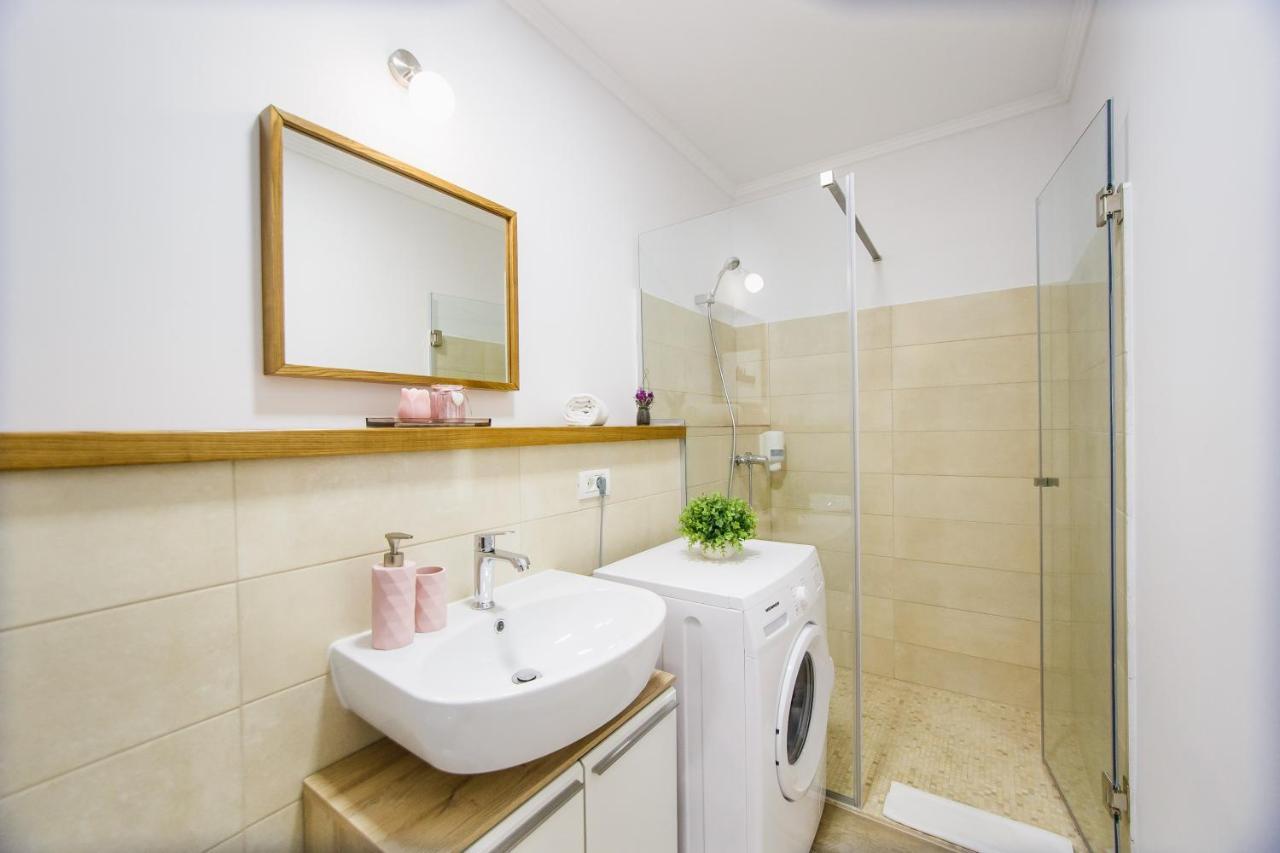 Lovely Home At West Residence Oradea Buitenkant foto