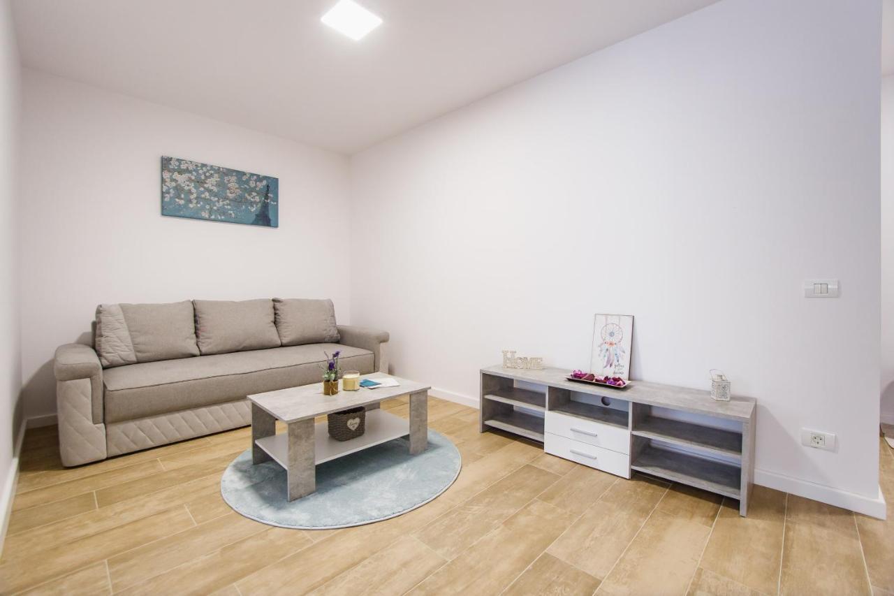 Lovely Home At West Residence Oradea Buitenkant foto