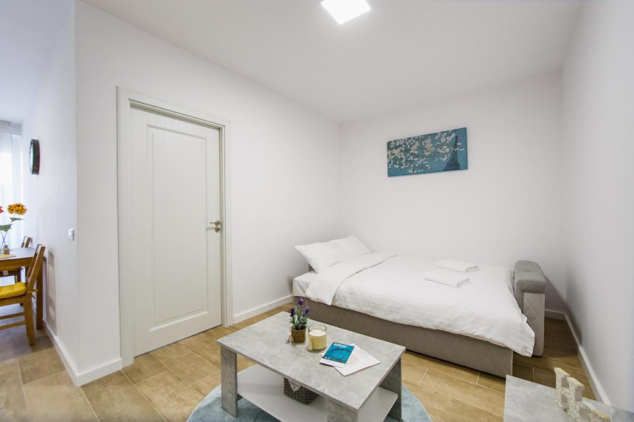 Lovely Home At West Residence Oradea Buitenkant foto